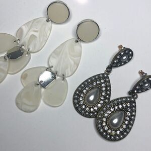 557 Lot of 2 earrings off-white chandelier drop & Teardrop faux pearl earrings